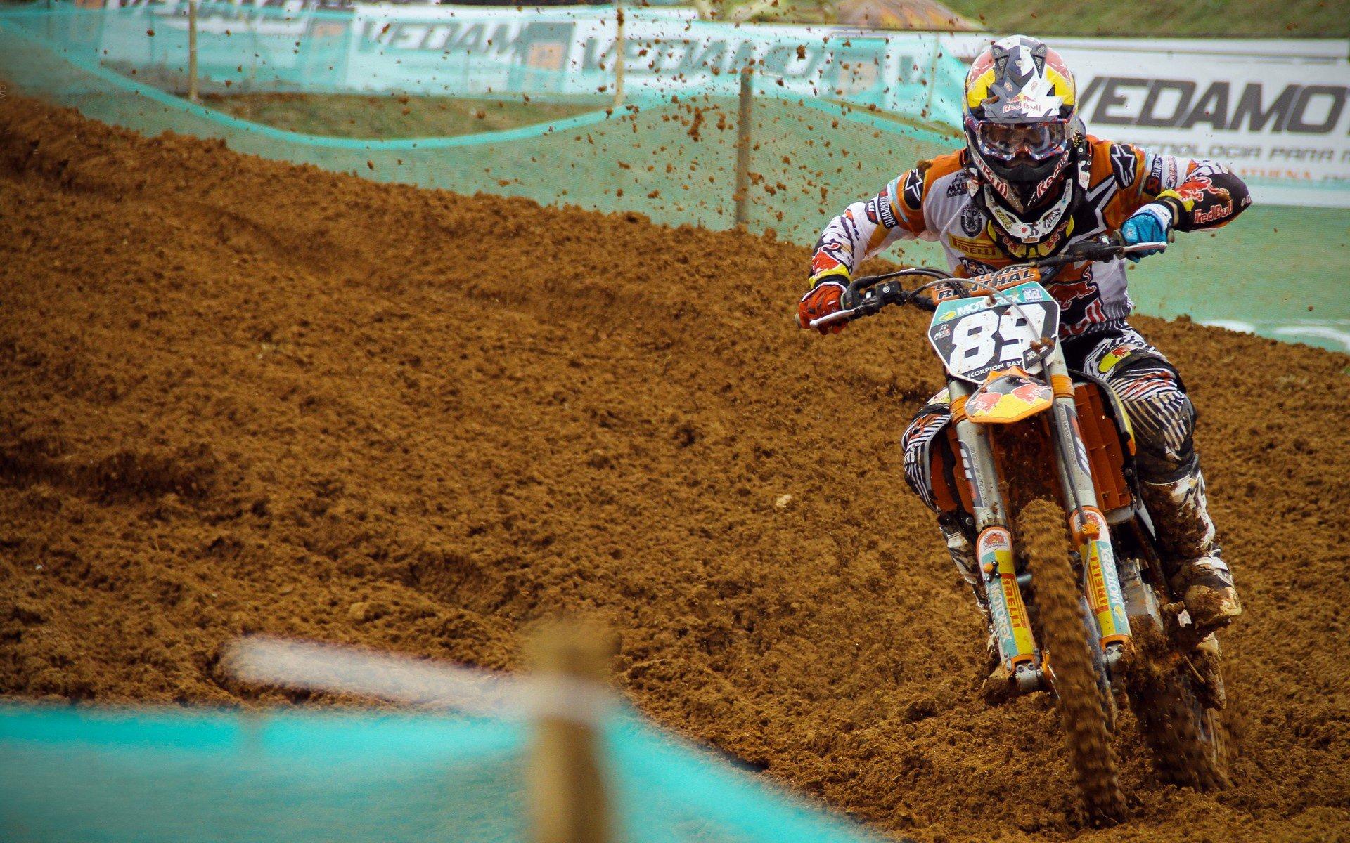 新月主场大捷，C罗替补席手势引热议